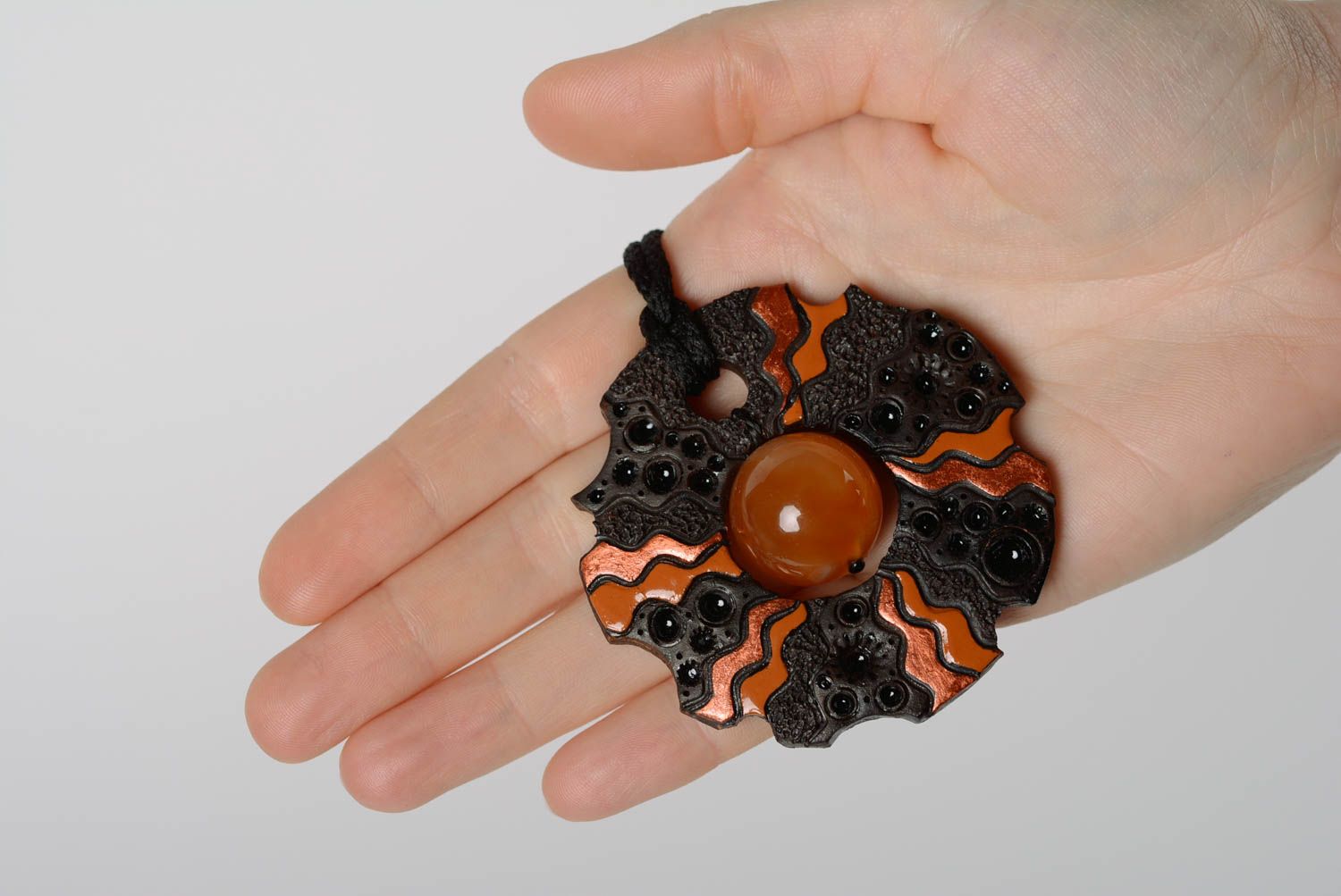 Pendentif d'argile peint d'émail avec perle fantaisie fait main noir-orange photo 3