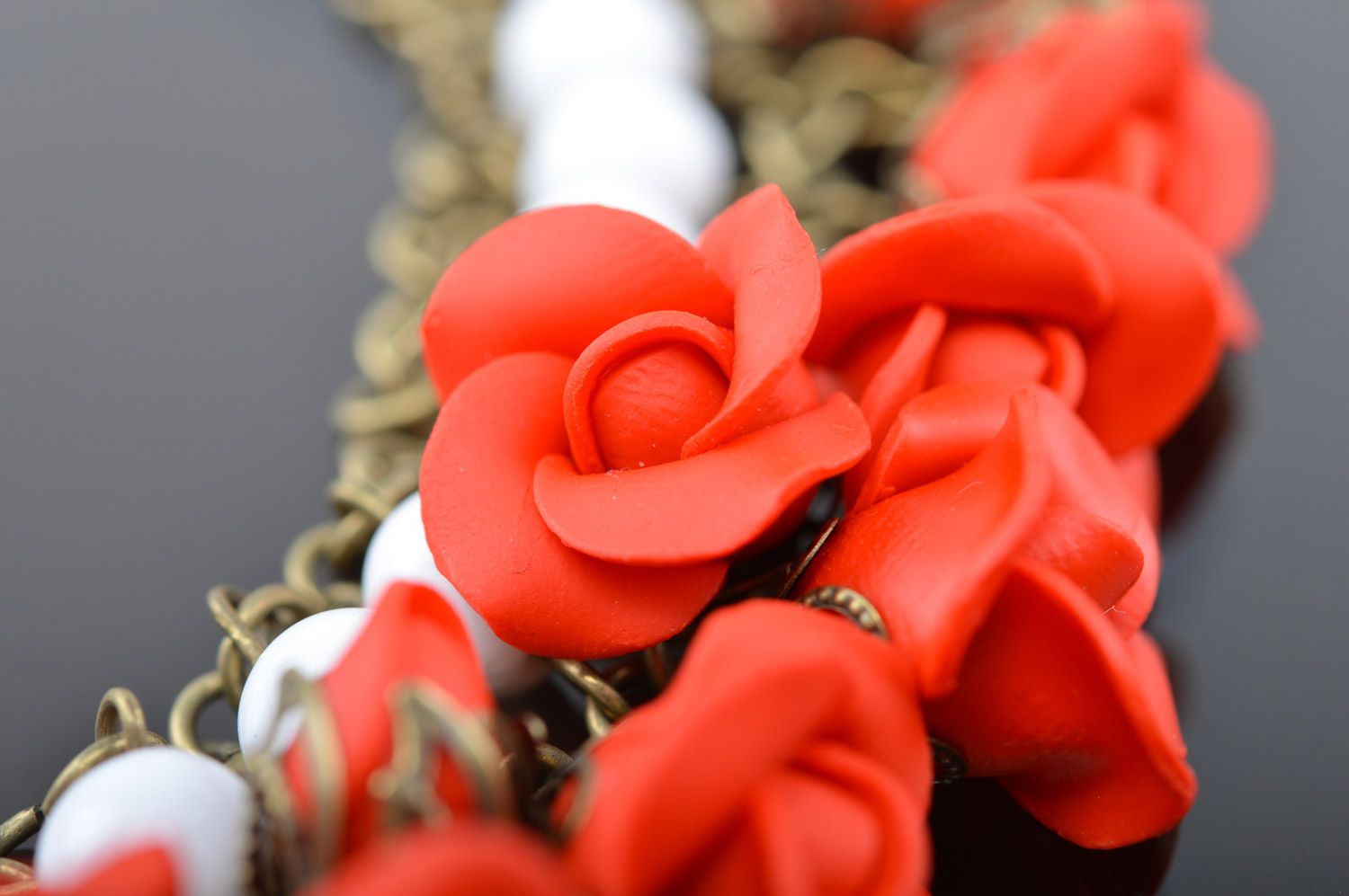 Handgemachtes Collier mit Blumen aus Polymerton an Metallkette Rote Rosen für Damen foto 4