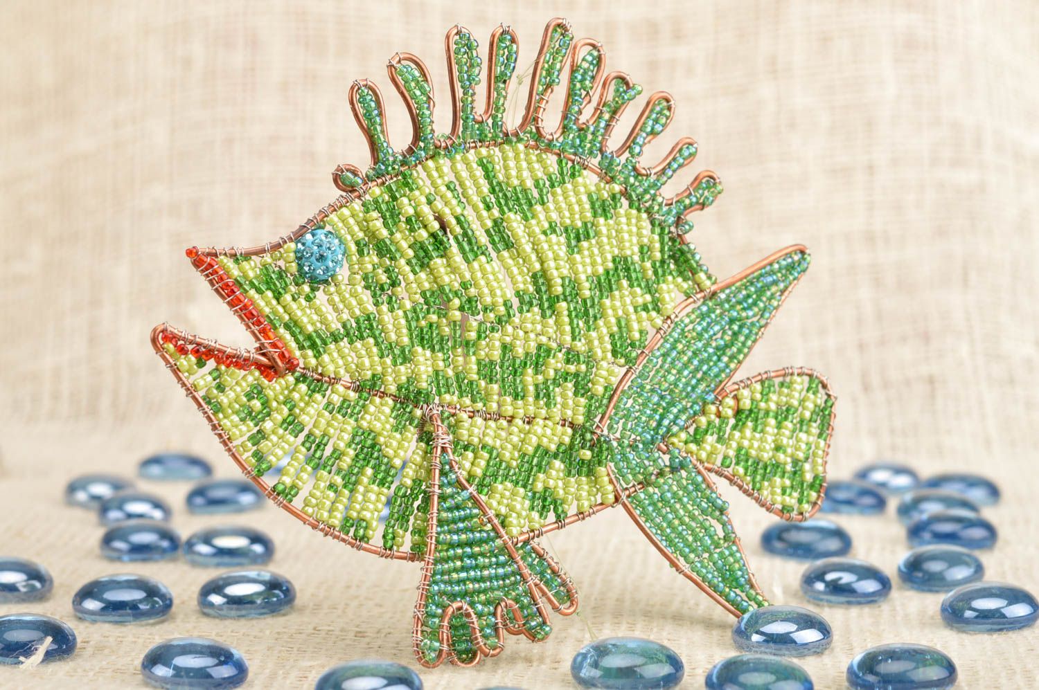 Интерьерная подвеска из бисера рыбка зеленая красивая небольшая ручной работы фото 1