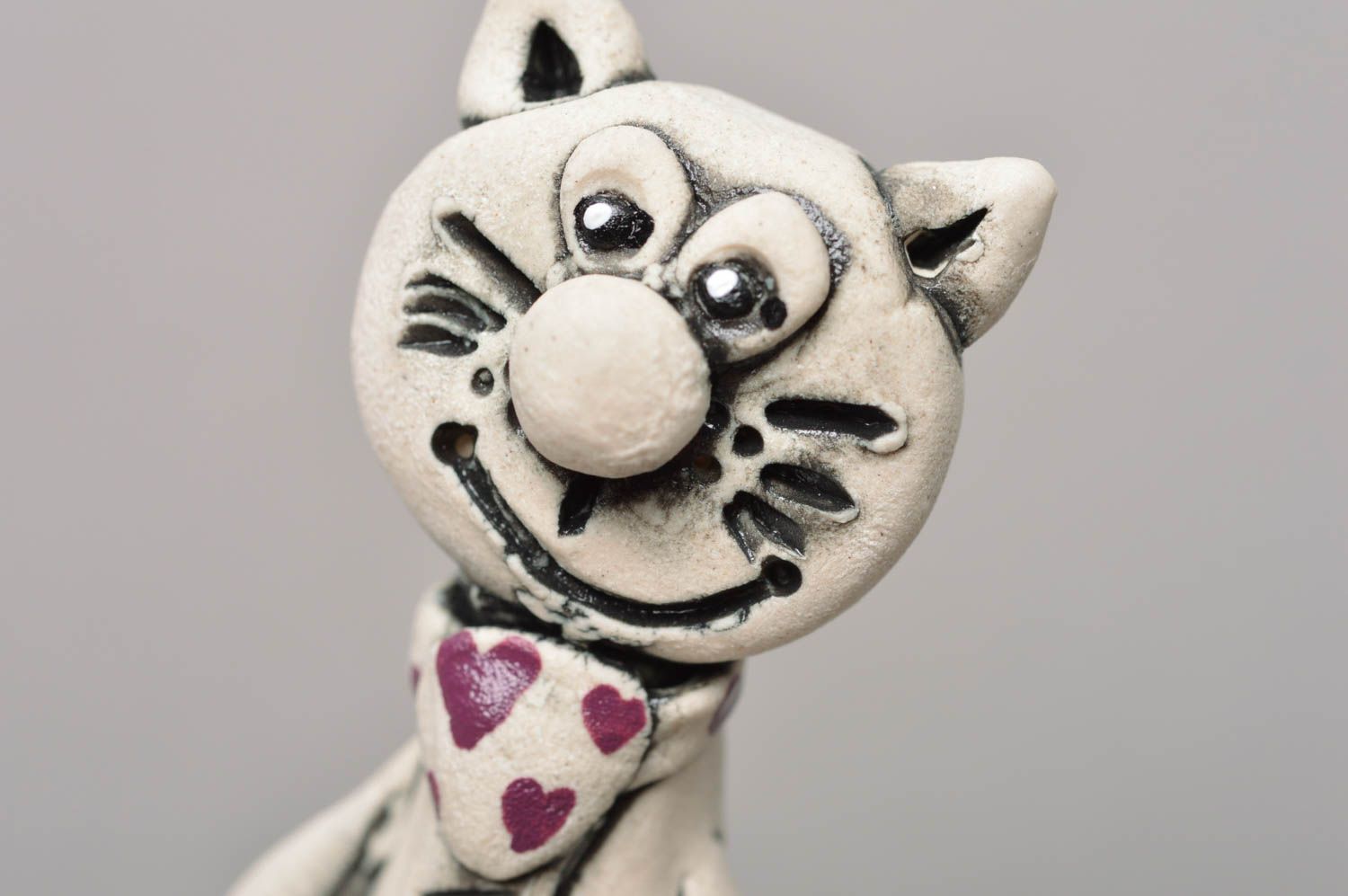 Handmade Statuette aus Porzellan Katze mit Glasur und Acryl bemalt originell  foto 3