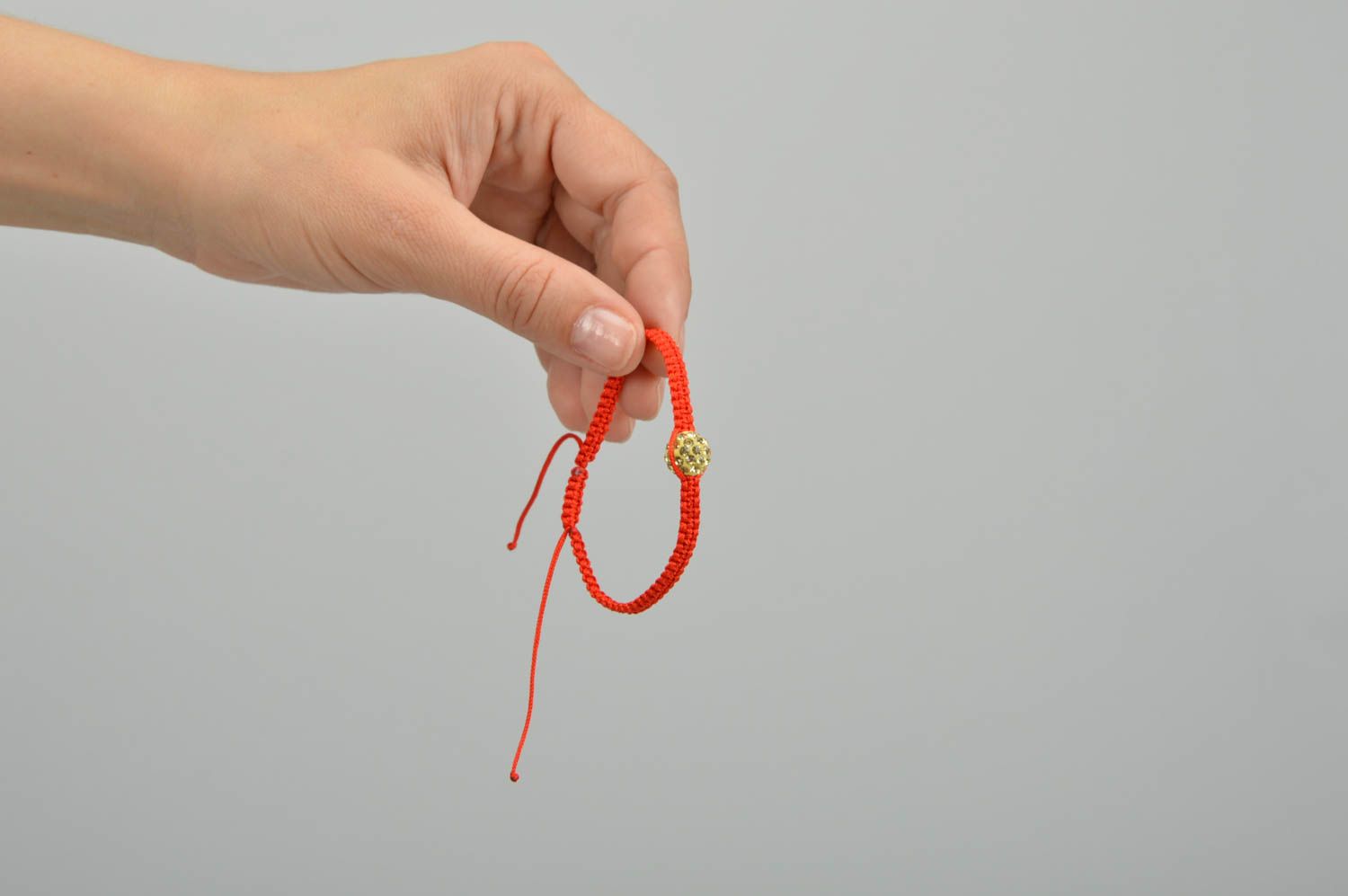 Bracelet rouge tressé en lacet ciré fait main fin avec perle de strass jaune photo 2