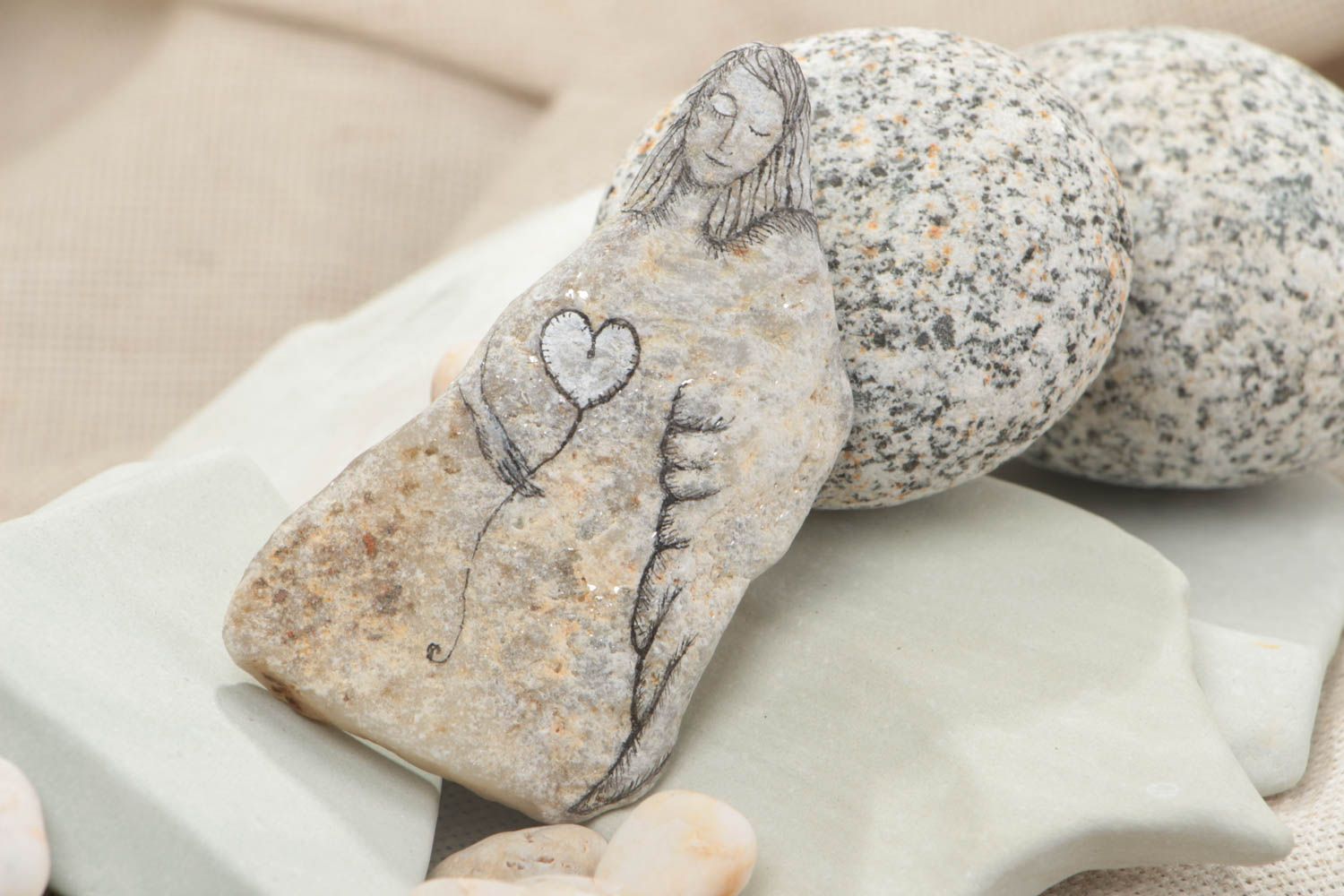 Расписной морской камень ручной работы большой оригинальный красивый для декора фото 1
