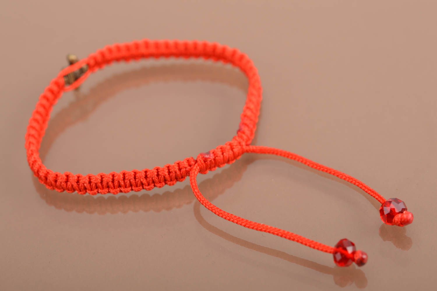 Rotes elegantes schönes handgemachtes Armband aus Fäden mit Einsatz aus Metall foto 5