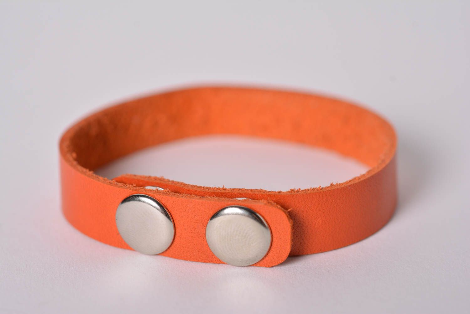 Оранжевый браслет на руку хенд мейд кожаный браслет на кнопке украшение из кожи фото 3