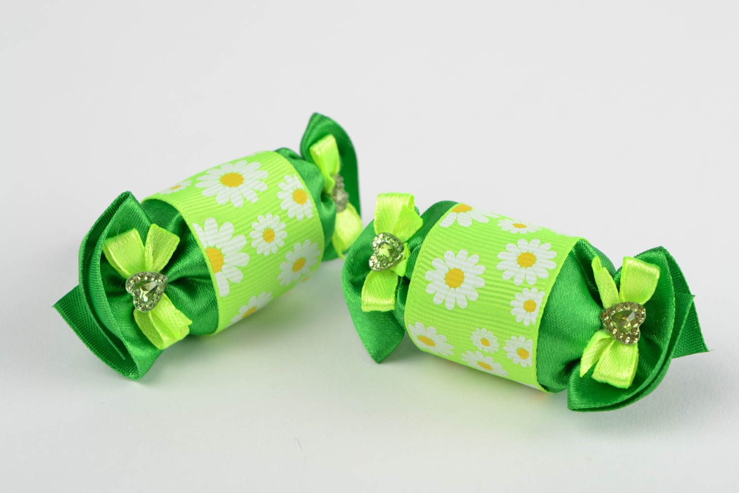Kinder Haargummis Set in Grün aus Bändern in Form von Bonbons handmade 2 Stück foto 5