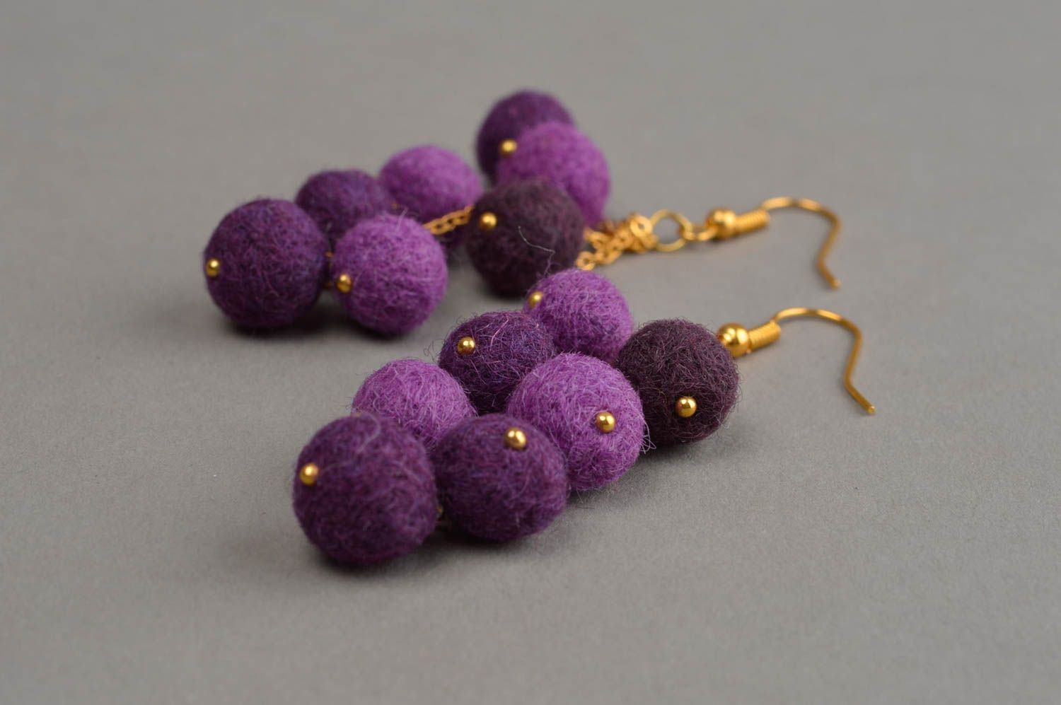 Longues boucles d'oreilles en laine feutrée violettes pendantes faites main photo 4
