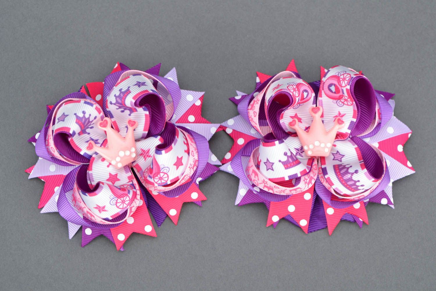 Set of hairpins with crowns photo 3