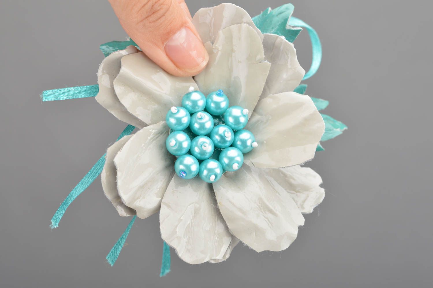 Elegante feine handgemachte Brosche aus Leder blau weiße Blume mit Perle foto 3