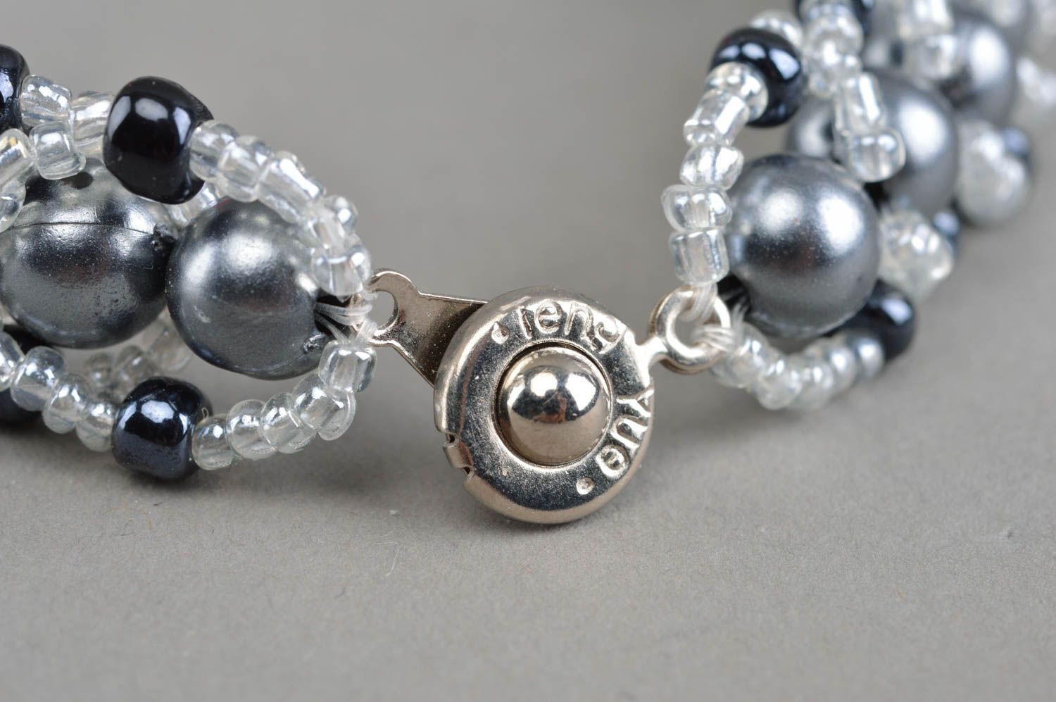 Bracelet en perles de rocaille fait main couleur d'argent bijou fin pour femme photo 4