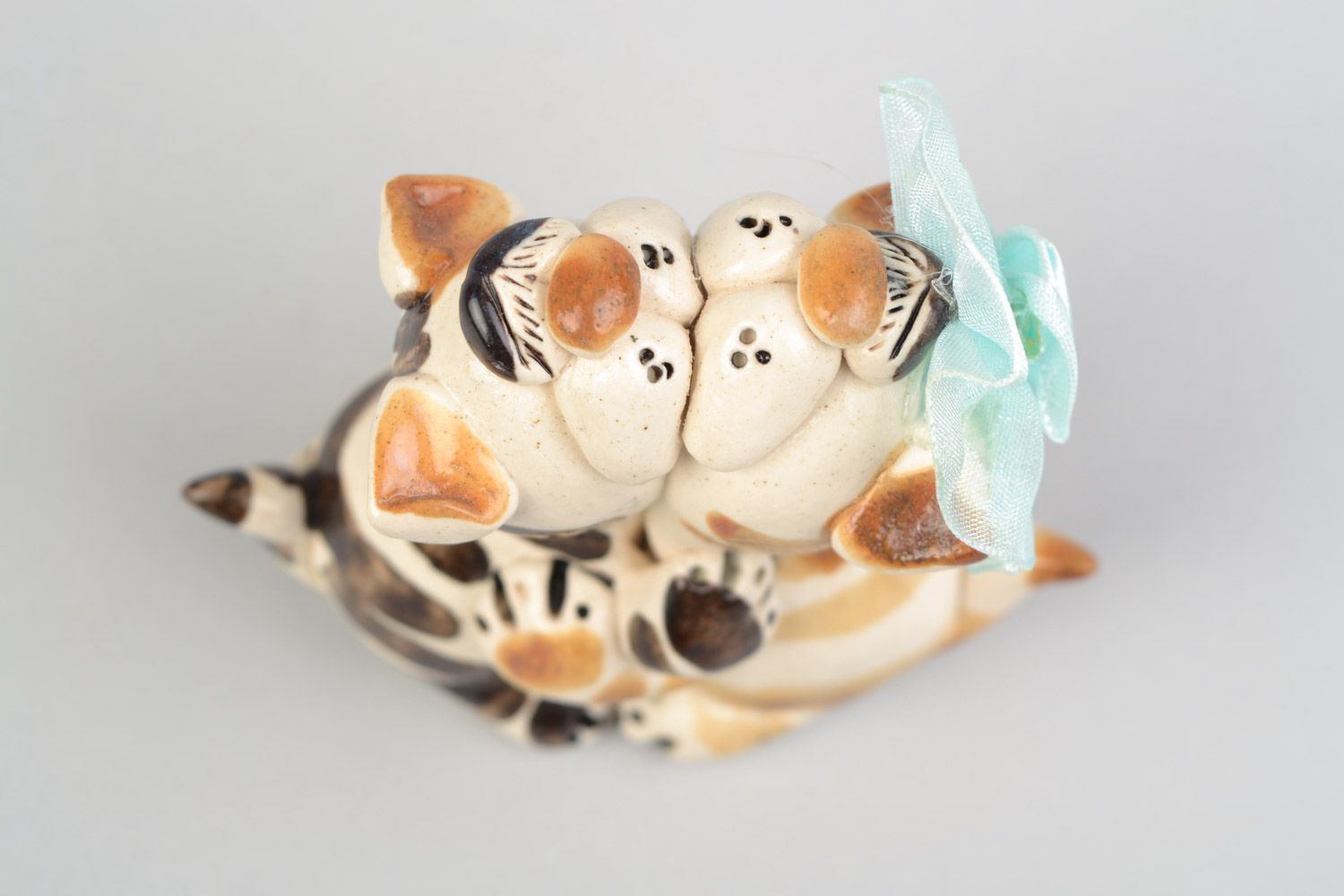 Figura de cerámica artesanal pintada con barniz multicolor con forma de gatitos enamorados  foto 3