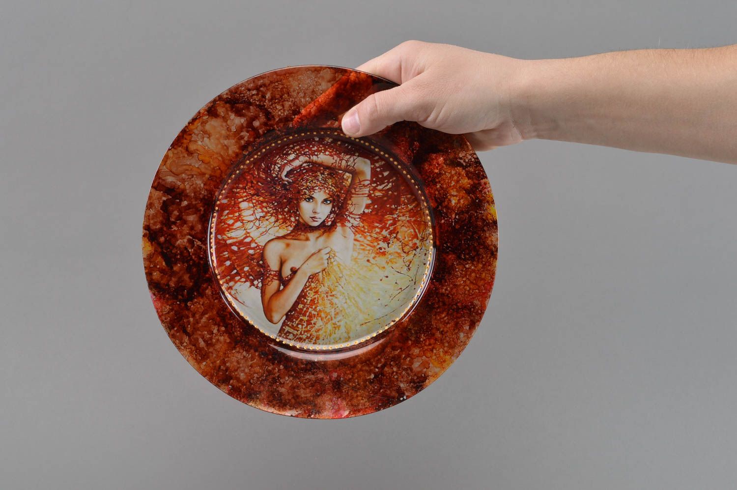 Коричневая стеклянная тарелка в технике декупаж ручной работы оригинальная фото 4