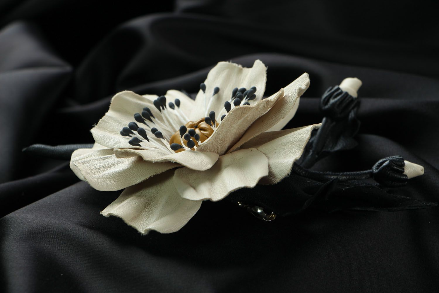 Leather flower brooch photo 2