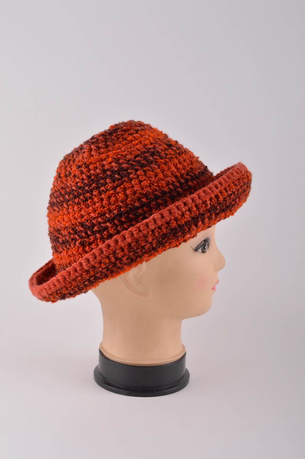 Handmade gehäkelter Hut Damen Accessoire modischer Hut aus Boucle schön foto 4