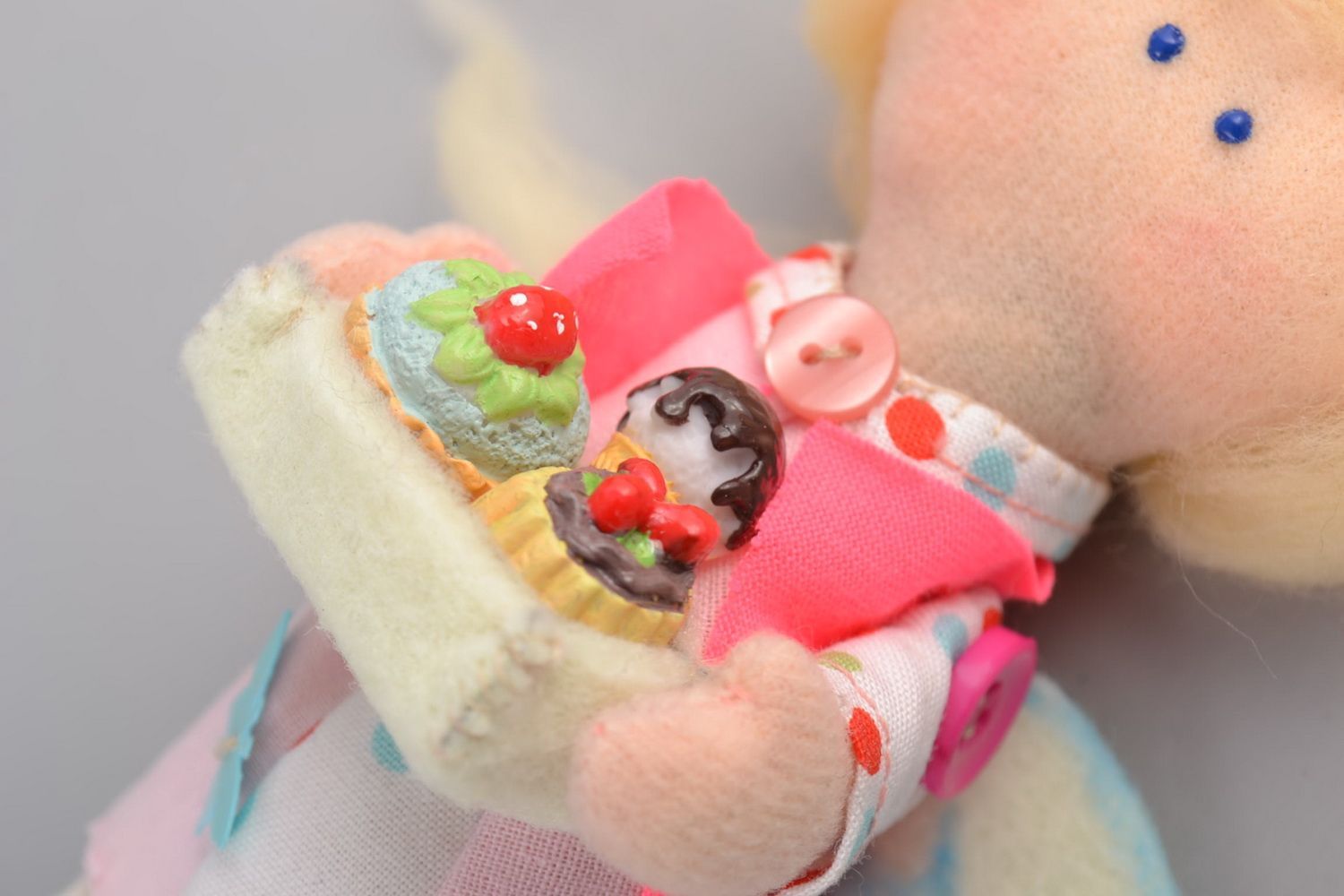 Künstlerische Puppe aus Filz Mädchen mit Süßigkeiten für Dekor handgeschaffen foto 2