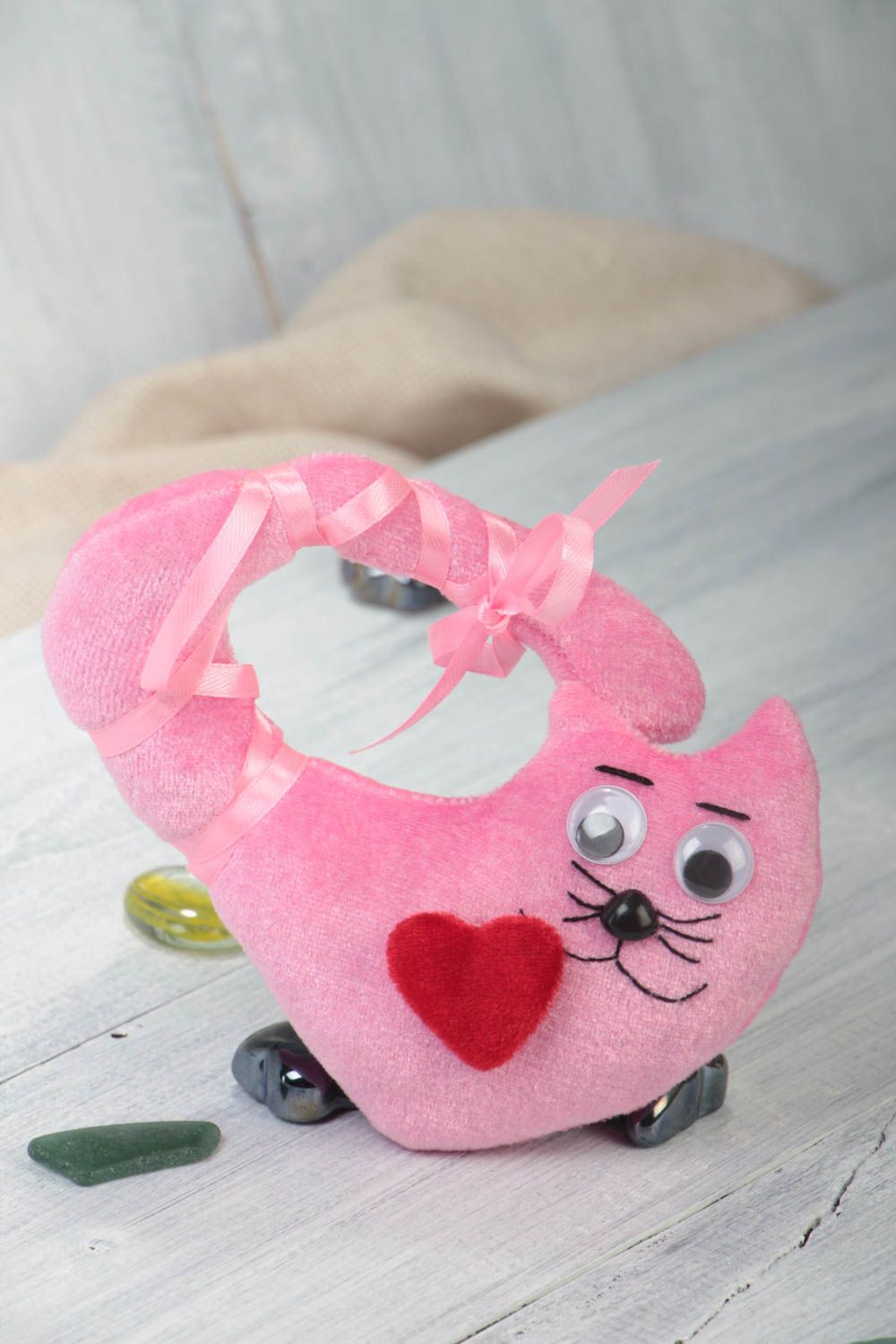 Petit jouet chat en velours rose à suspendre à la poignée de porte fait main photo 1
