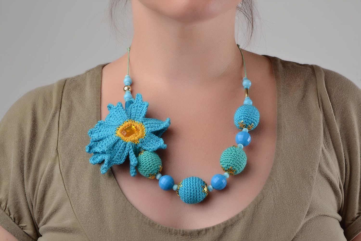 Collier en perles de bois recouvertes de fils de coton bleu avec fleur fait main photo 1