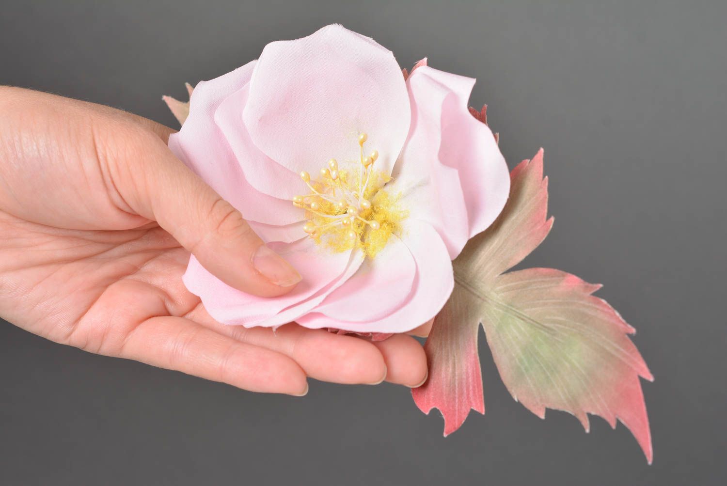 Schöne feine frauliche handgemachte Brosche aus Foamiran mit Blumen in Rosa foto 2