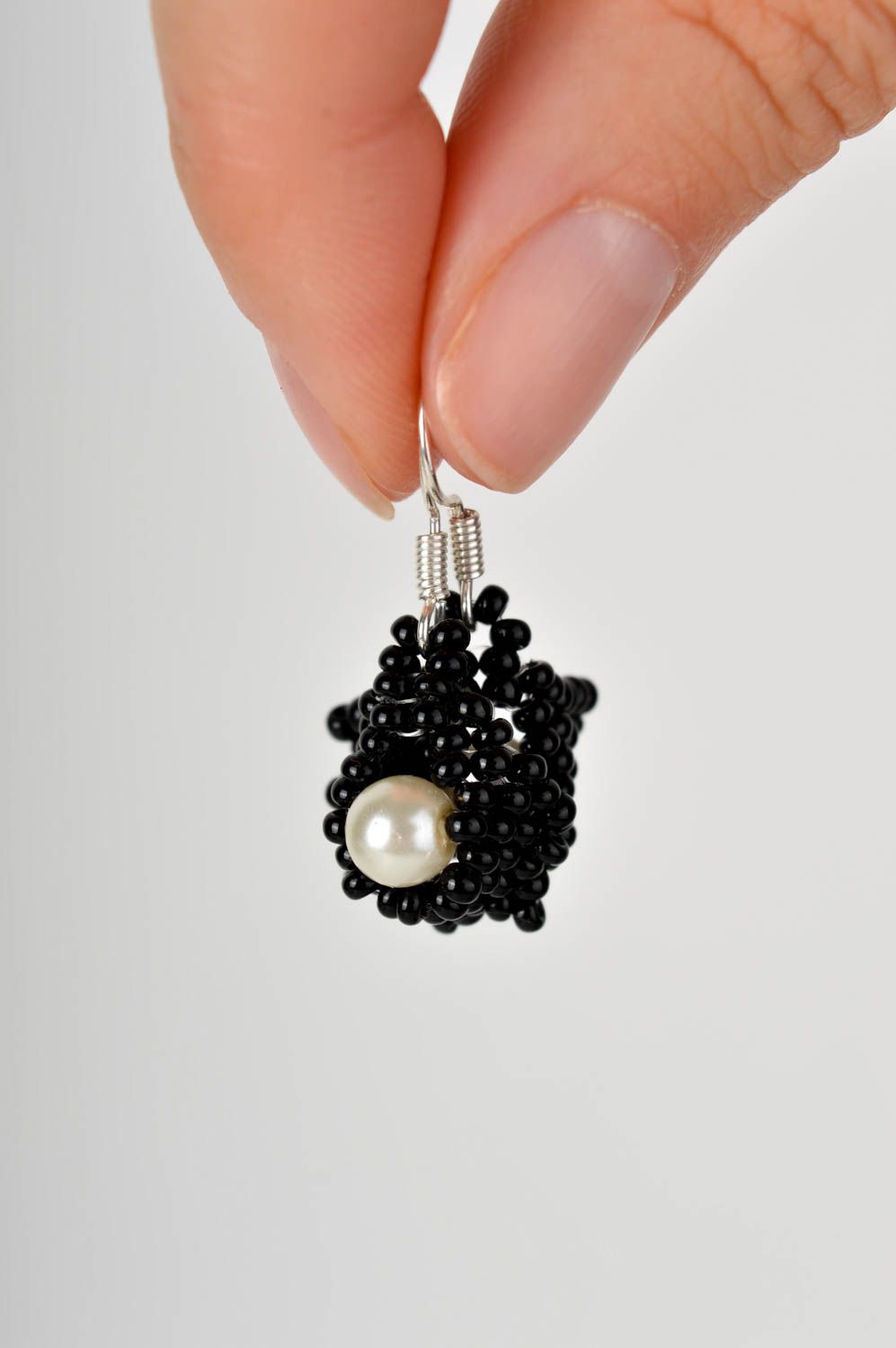 Boucles d'oreilles fait main Bijou original noir blanc perles Accessoire femme photo 5