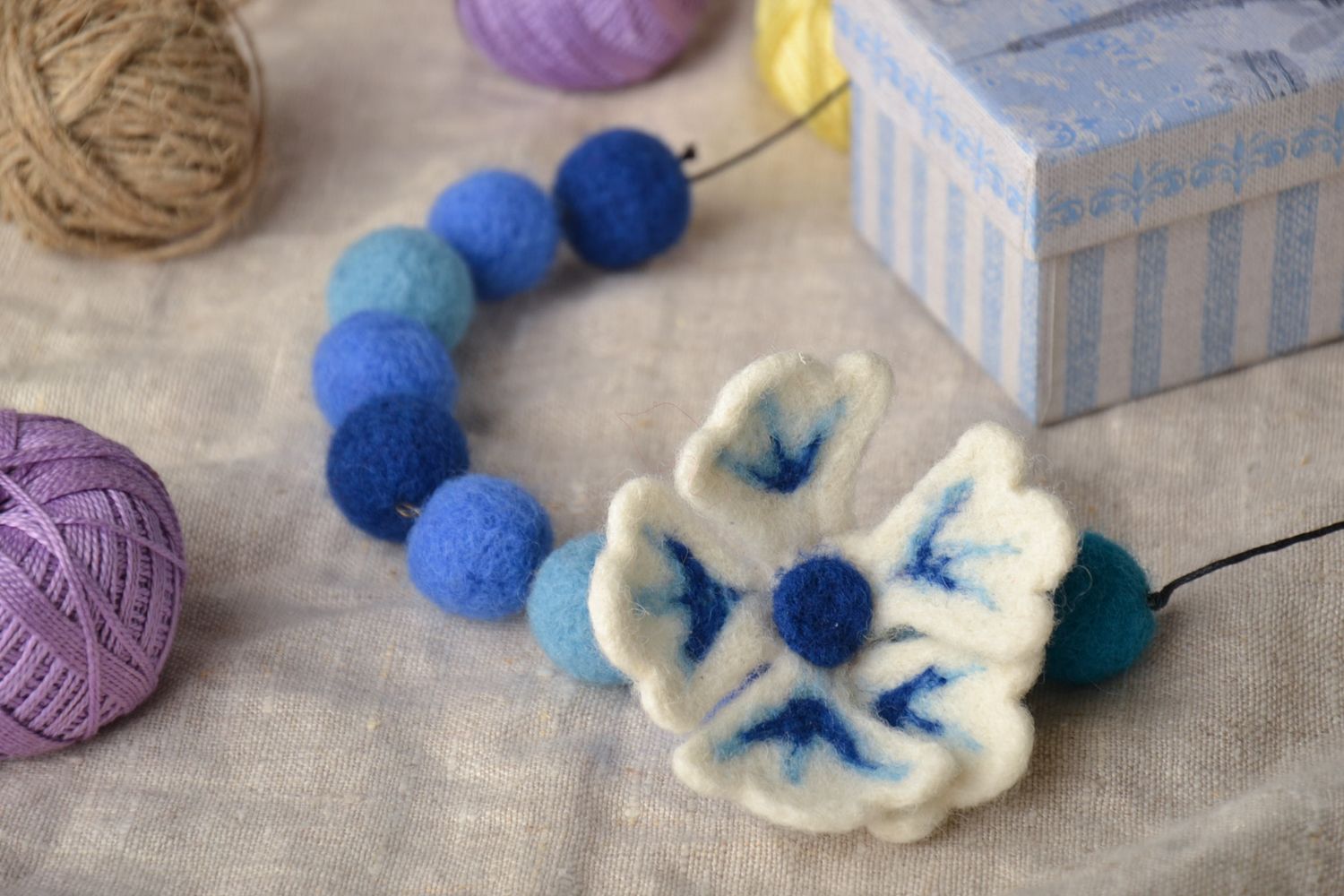 Collier en laine feutrée fait main bleu avec fleur  photo 1