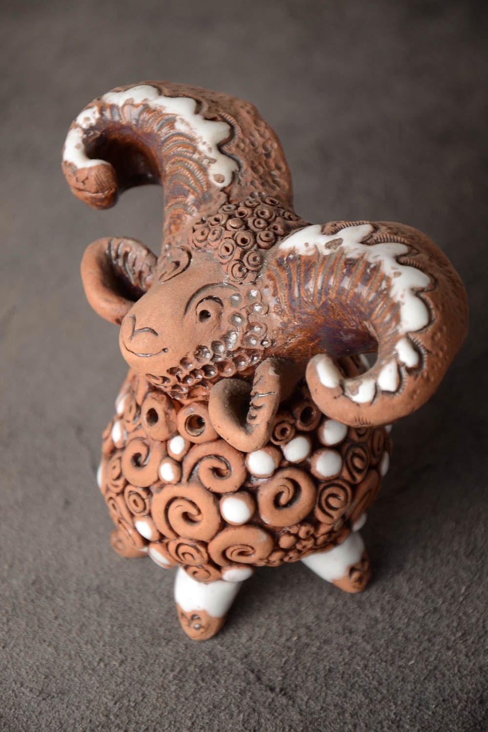 Figurine en céramique marron faite main en forme de mouton décoration maison photo 1