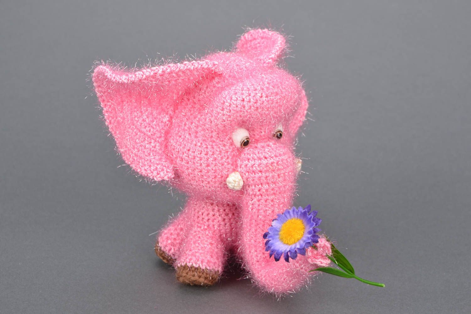 Мягкая вязаная игрушка Розовый слоник с цветком фото 1