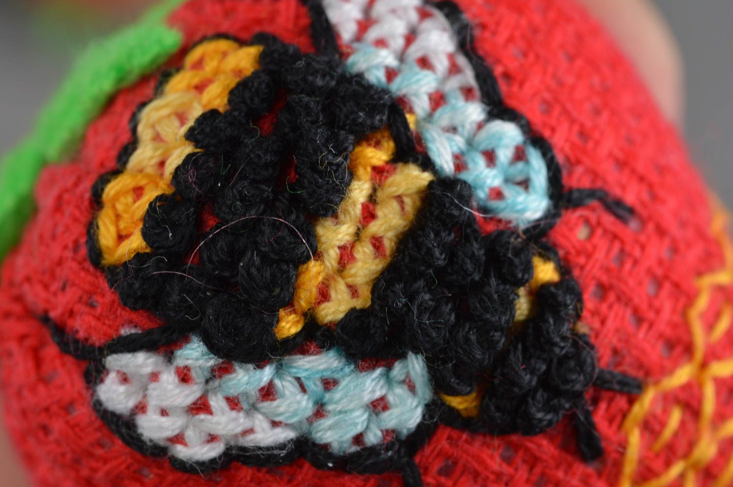Игрушка для декора в виде клубники из канвы с вышивкой крестиком ручной работы фото 5