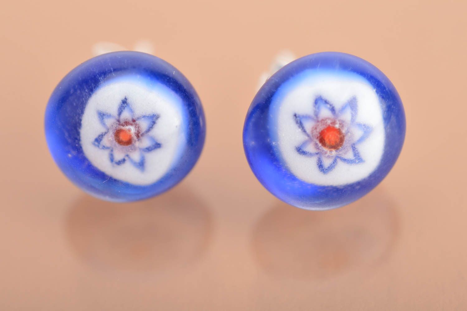 Boucles d'oreilles en verre faites main bleues millefiori avec fermoir d'argent photo 2