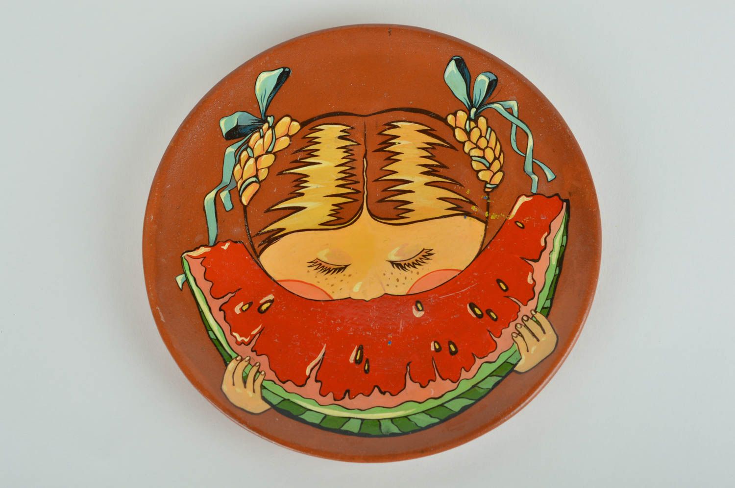 Керамическая тарелка декоративная расписанная глазурью хэнд мэйд Девочка и арбуз фото 3