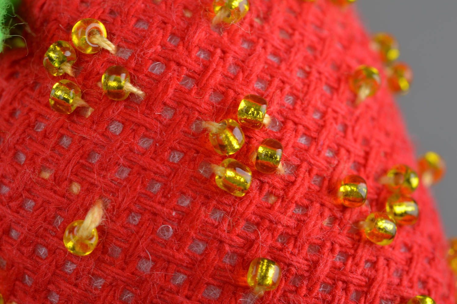 Интерьерная игрушка клубника из канвы с вышивкой бисером красная ручной работы фото 5