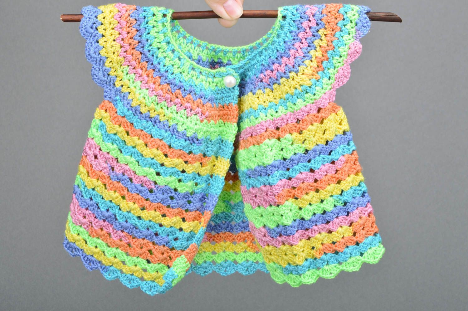 Gilet pour bébé tricoté multicolore fait main design original pour fille photo 4