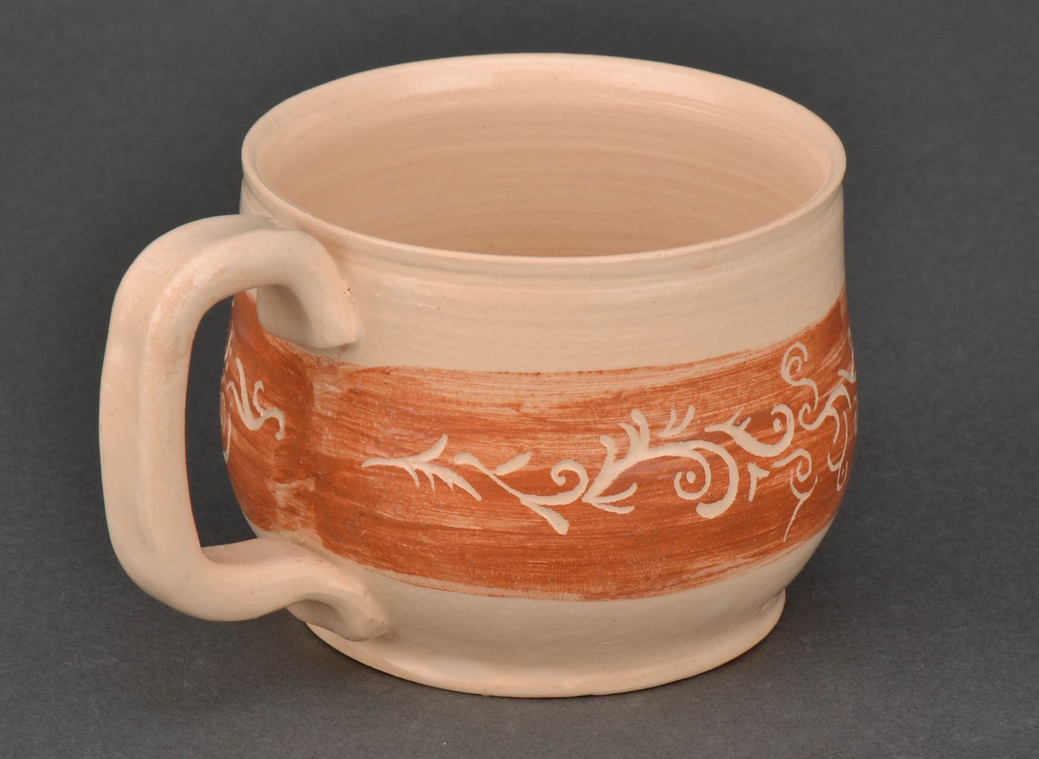 Large 10 oz clay beige cup with a square wide handle and floral rustic pattern photo 2