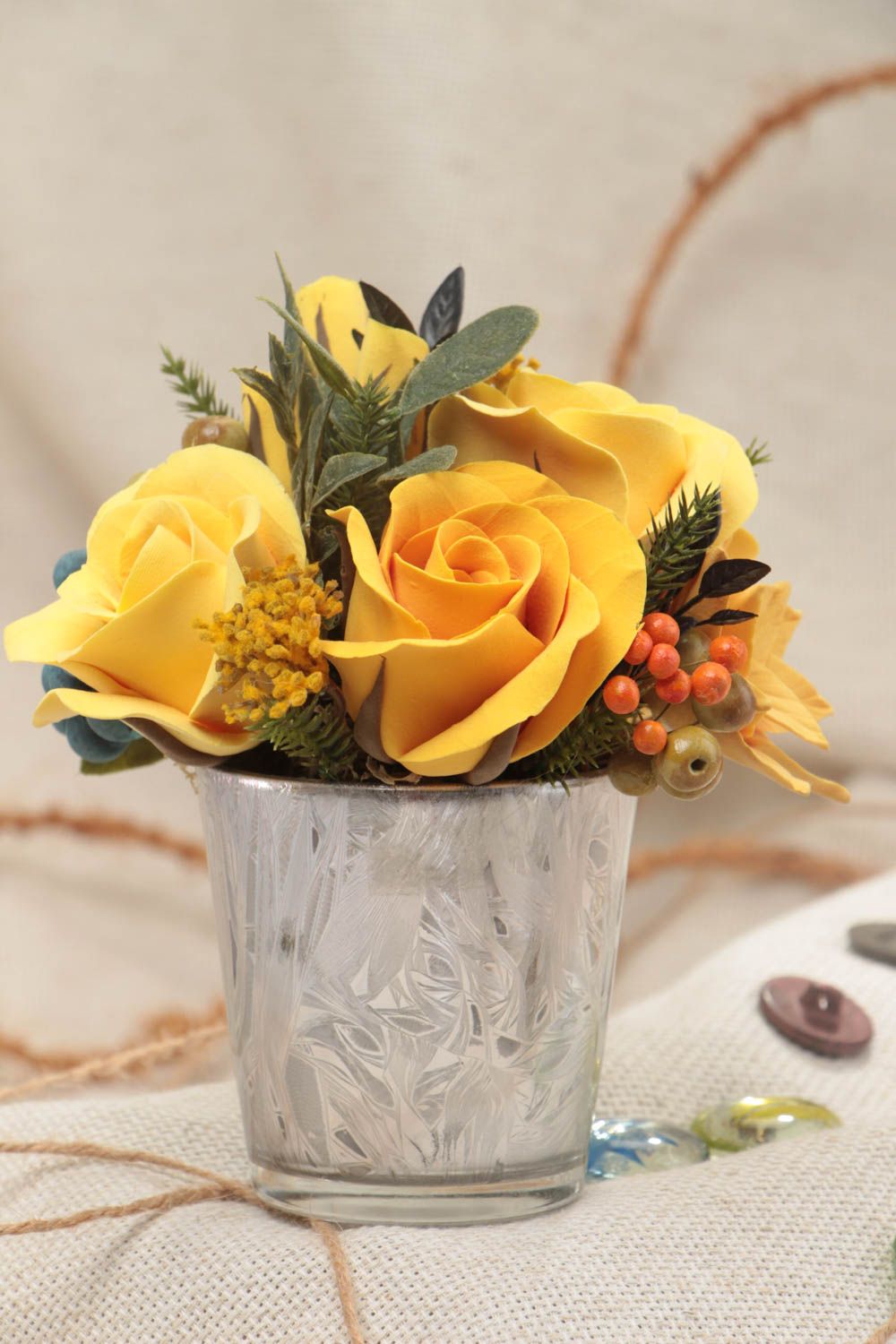 Originelle künstlerische dekorative Blumen aus Polymer Ton Gelbe Rosen handmade foto 1
