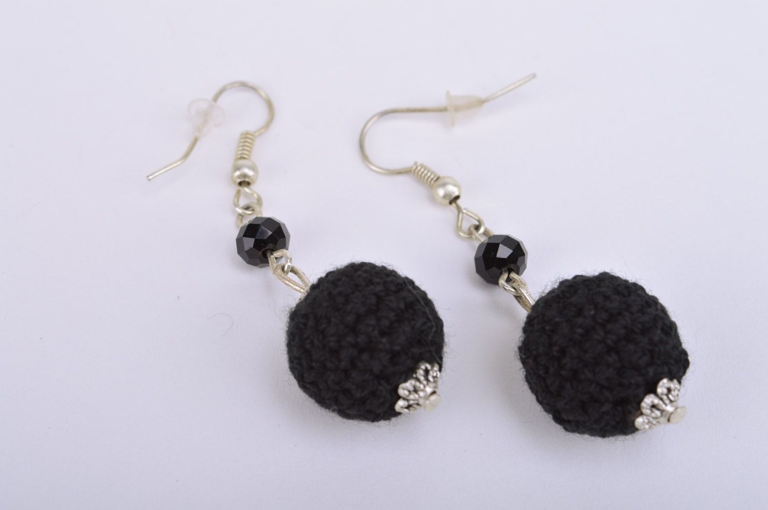 Longues boucles d'oreilles tricotées pendantes faites main boules noires  photo 2