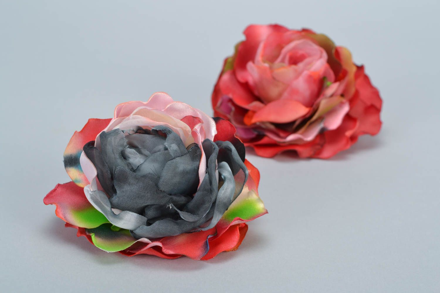 Set of handmade designer textile flower hair clips 2 pieces photo 3