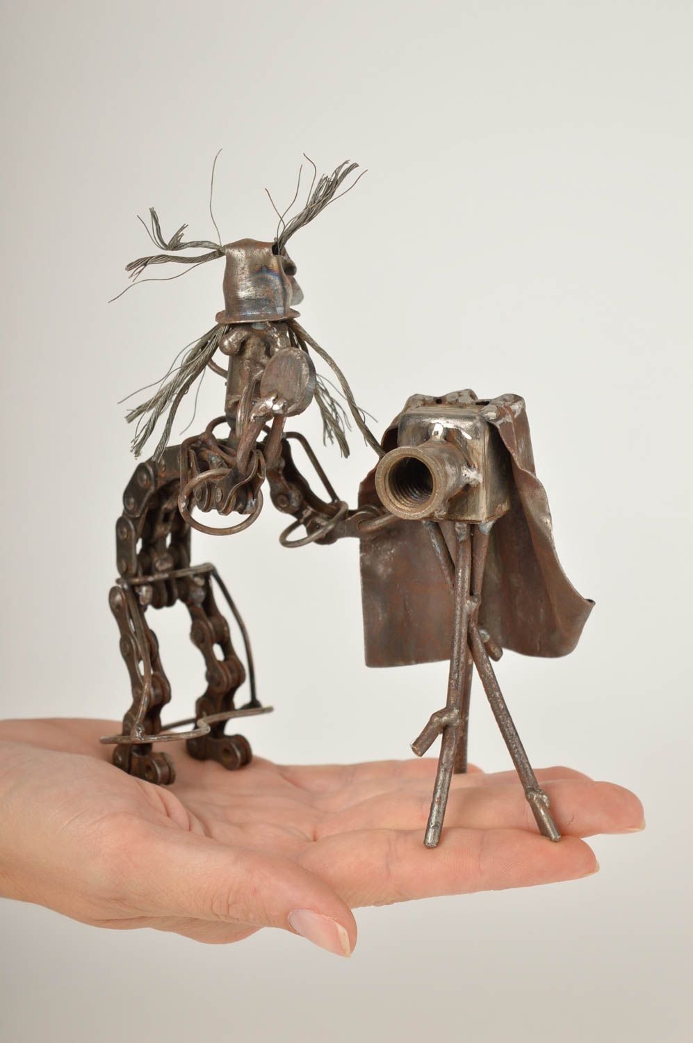 Figura decorativa hecha a mano artículos de metal objeto de decoración Fotógrafo foto 5
