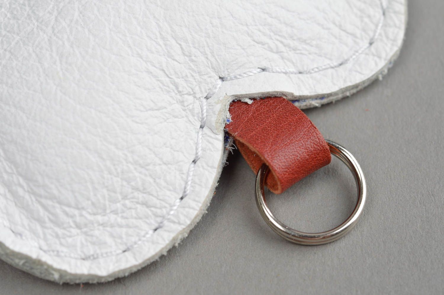 Porte-clés coeur blanc en cuir naturel fait main accessoire original cadeau photo 4