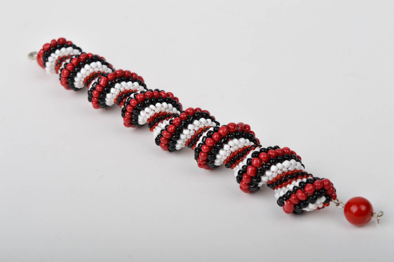 Бисерный браслет ручной работы браслет на руку украшение из бисера бордово-белый фото 3