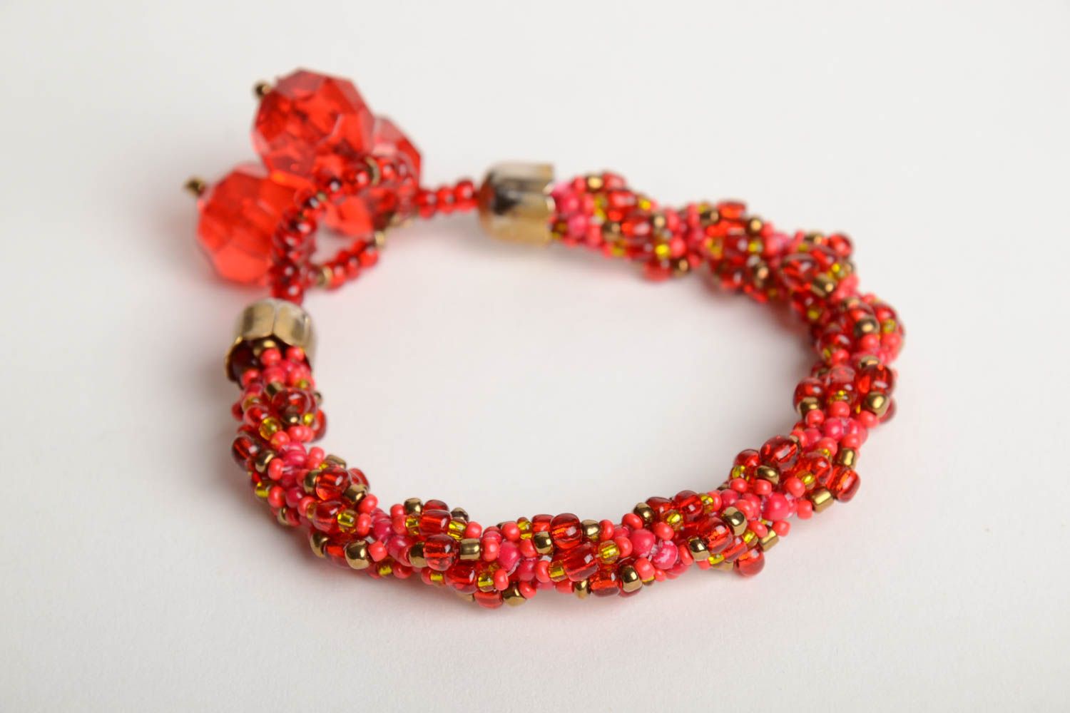 Rotes originelles Armband Litze handmade aus Glasperlen mit Anhängern für Frauen foto 4