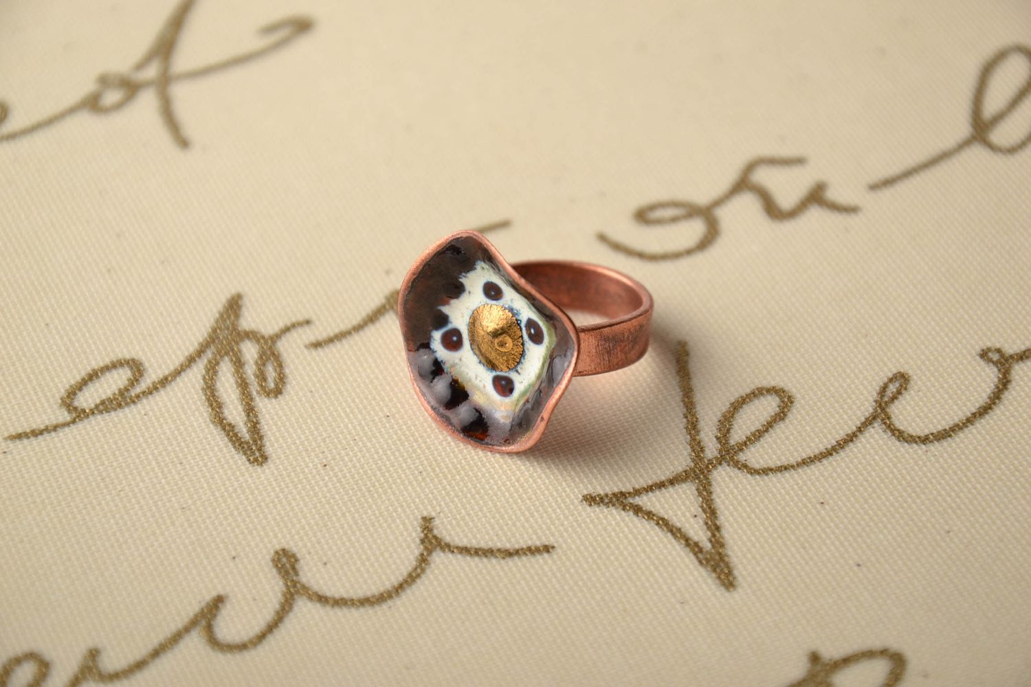 Ring aus Kupfer mit Emaillen foto 1