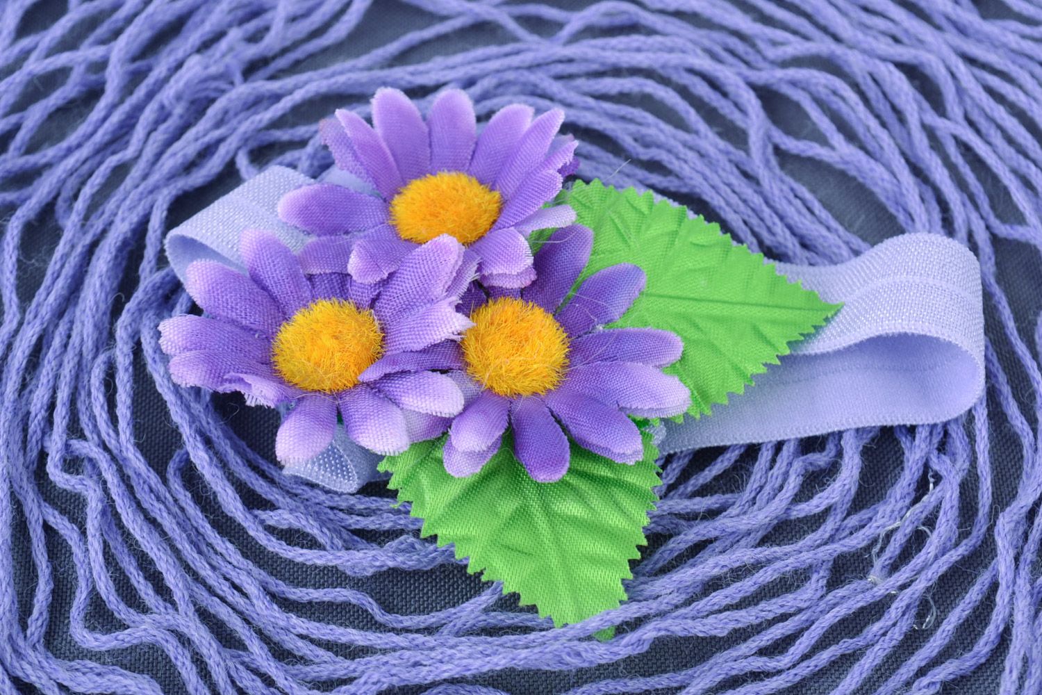 Originelles schönes lila Haarband mit Blumen künstlerische Handarbeit  foto 1
