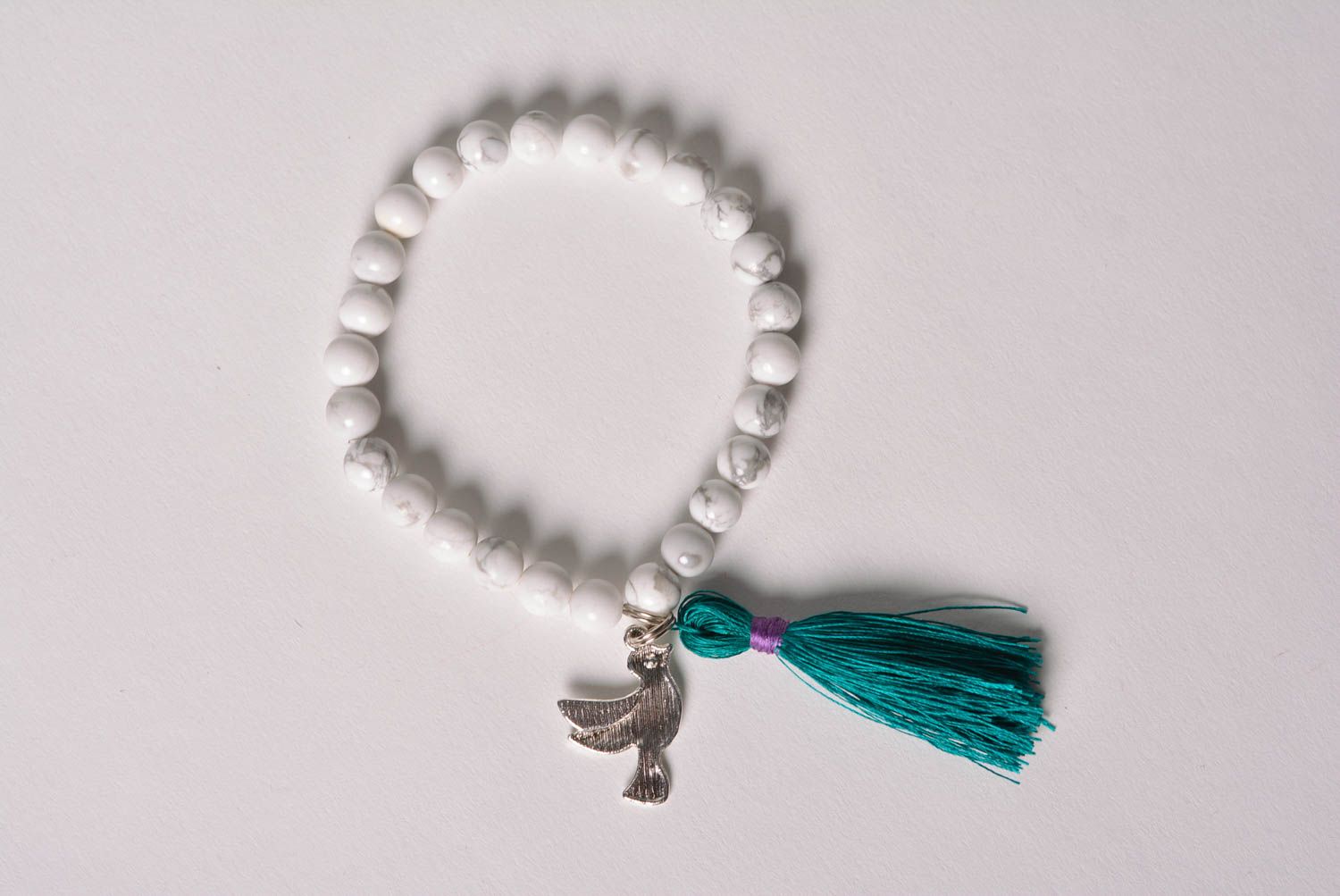 Bracelet en howlite naturelle fait main blanc avec gland turquoise et oiseau photo 3