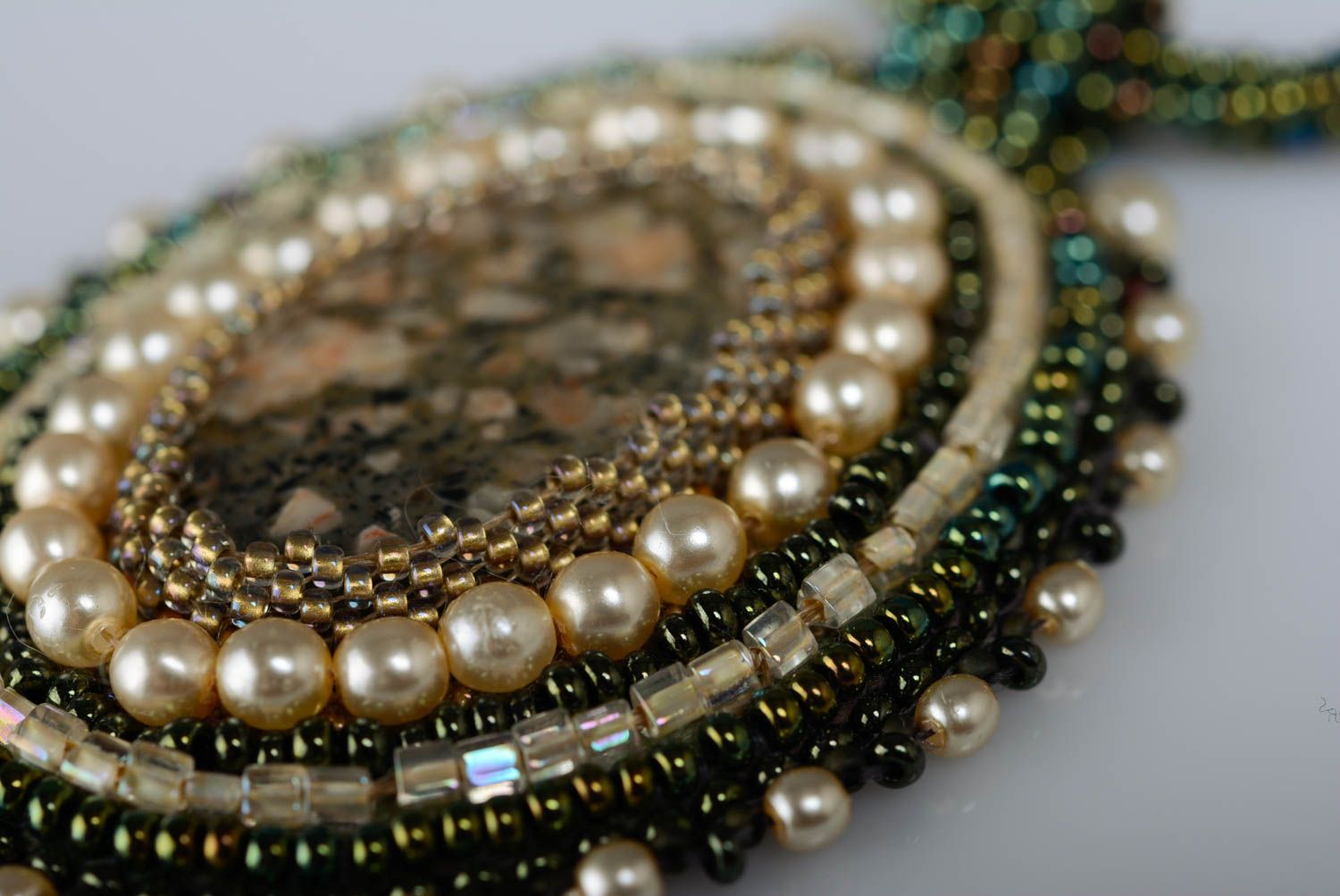 Collier avec pendentif en perles de rocaille et jaspe fait main vert foncé photo 3