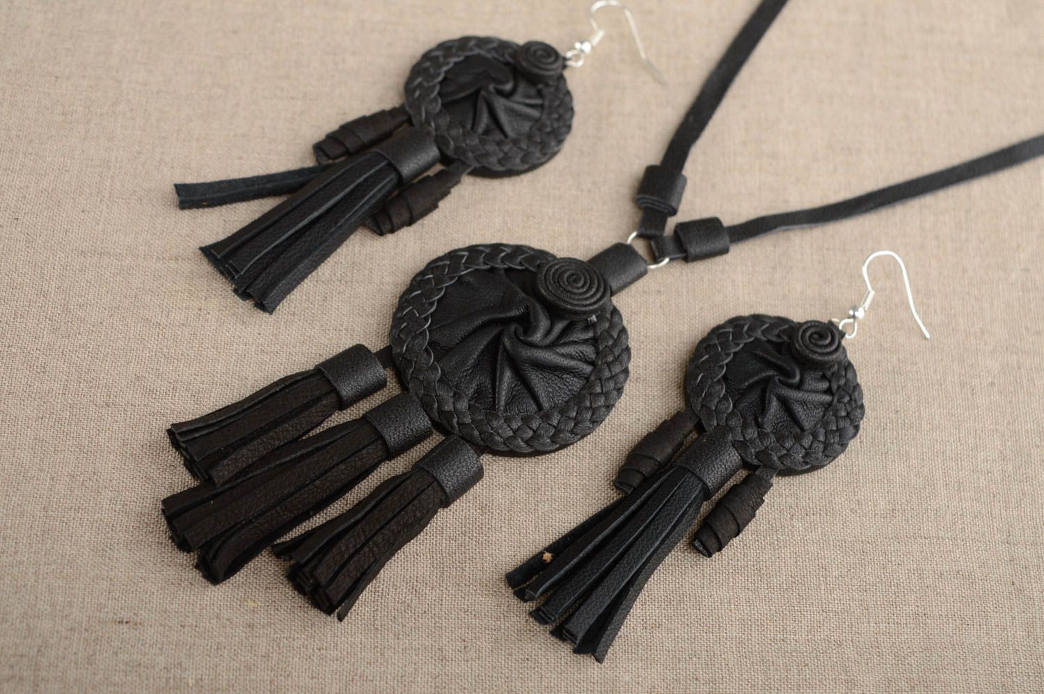 Ensemble de bijoux en cuir faits main noirs pendentif et boucles d'oreilles  photo 5