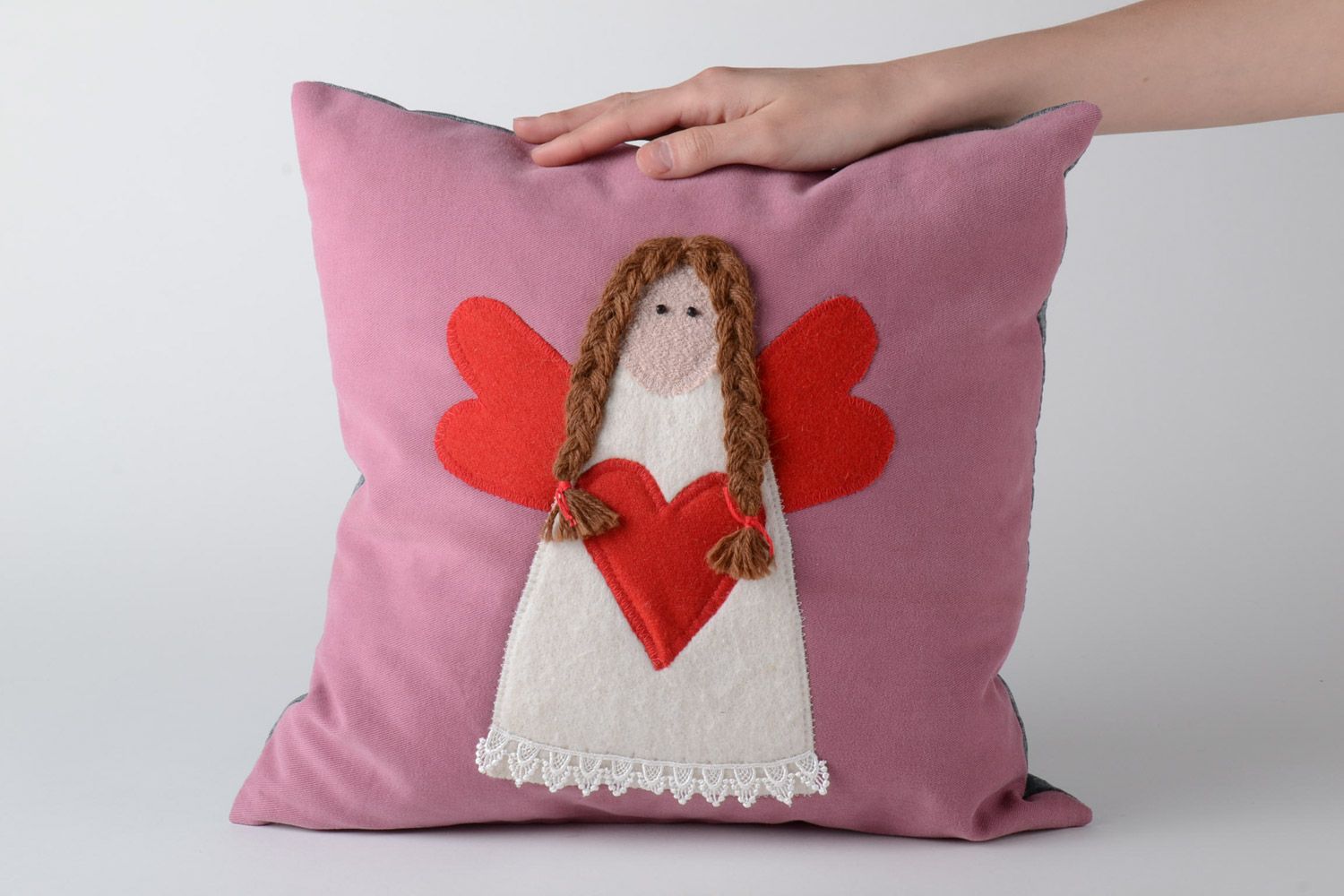 Мягкая диванная подушка со съемной наволочкой из ткани ручной работы Ангел любви фото 5