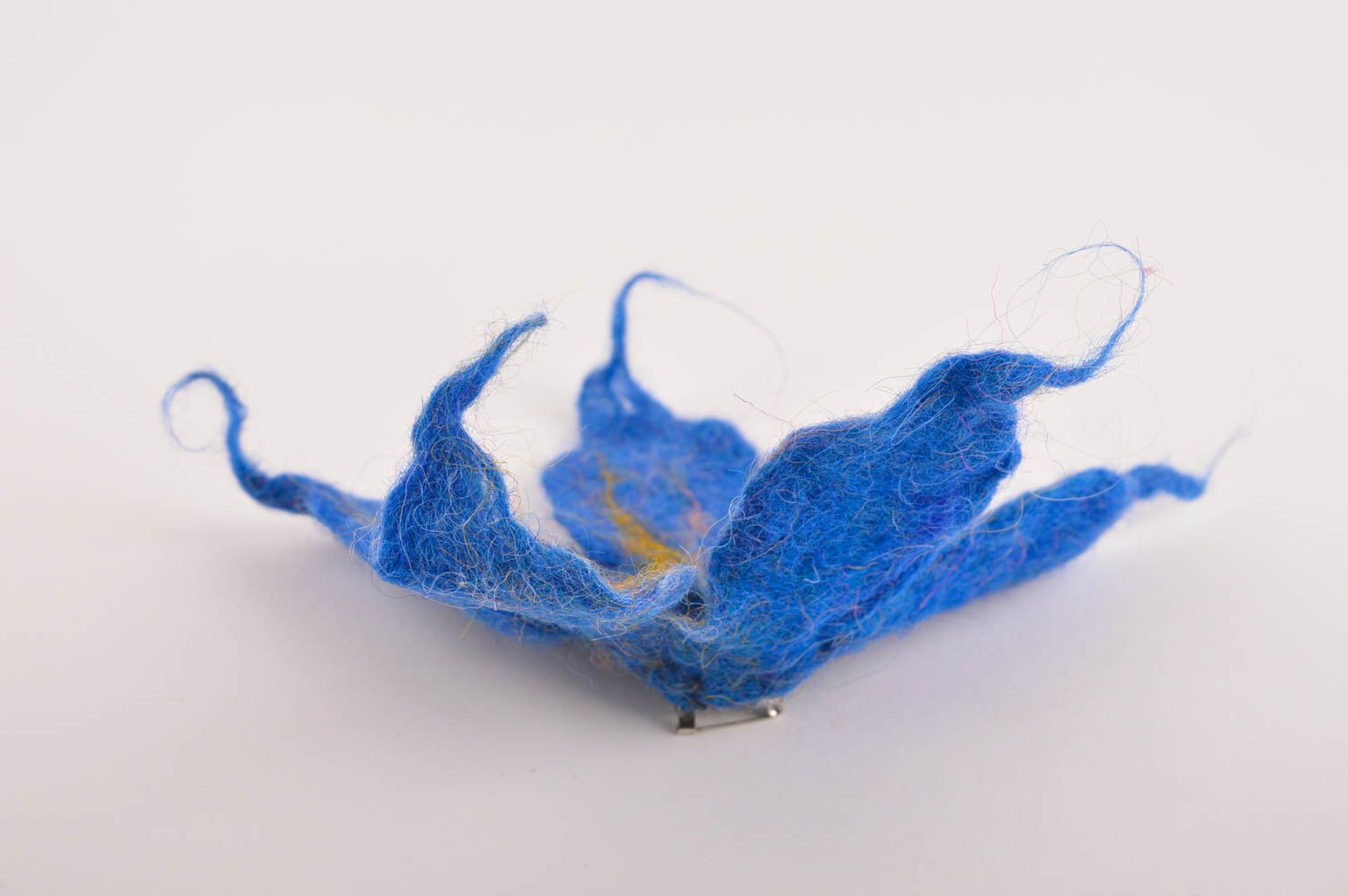 Брошь ручной работы украшение из шерсти валяная брошь в виде синего цветка фото 3