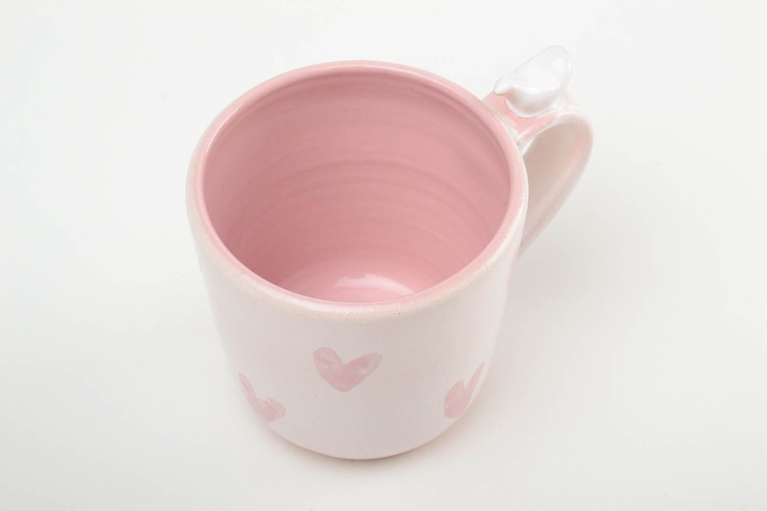 Глиняная чашка ручной работы с птичкой на ручке розовая в сердечки 300 мл фото 2