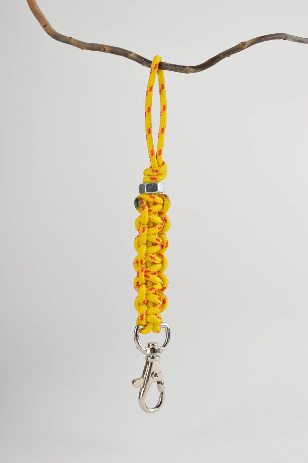 Брелок ручной работы авторский аксессуар брелок для ключей из шнура желтый фото 3