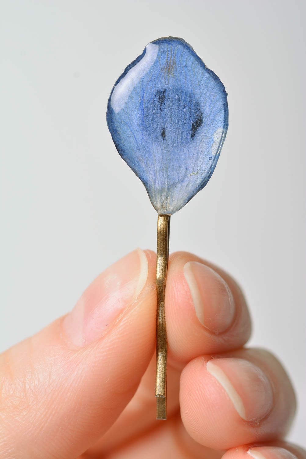 Голубая металлическая заколка для волос с сухоцветом в эпоксидной смоле фото 2