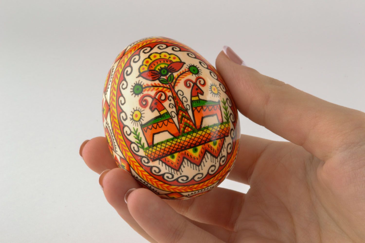 Huevo decorativo de Pascua con pintura foto 2