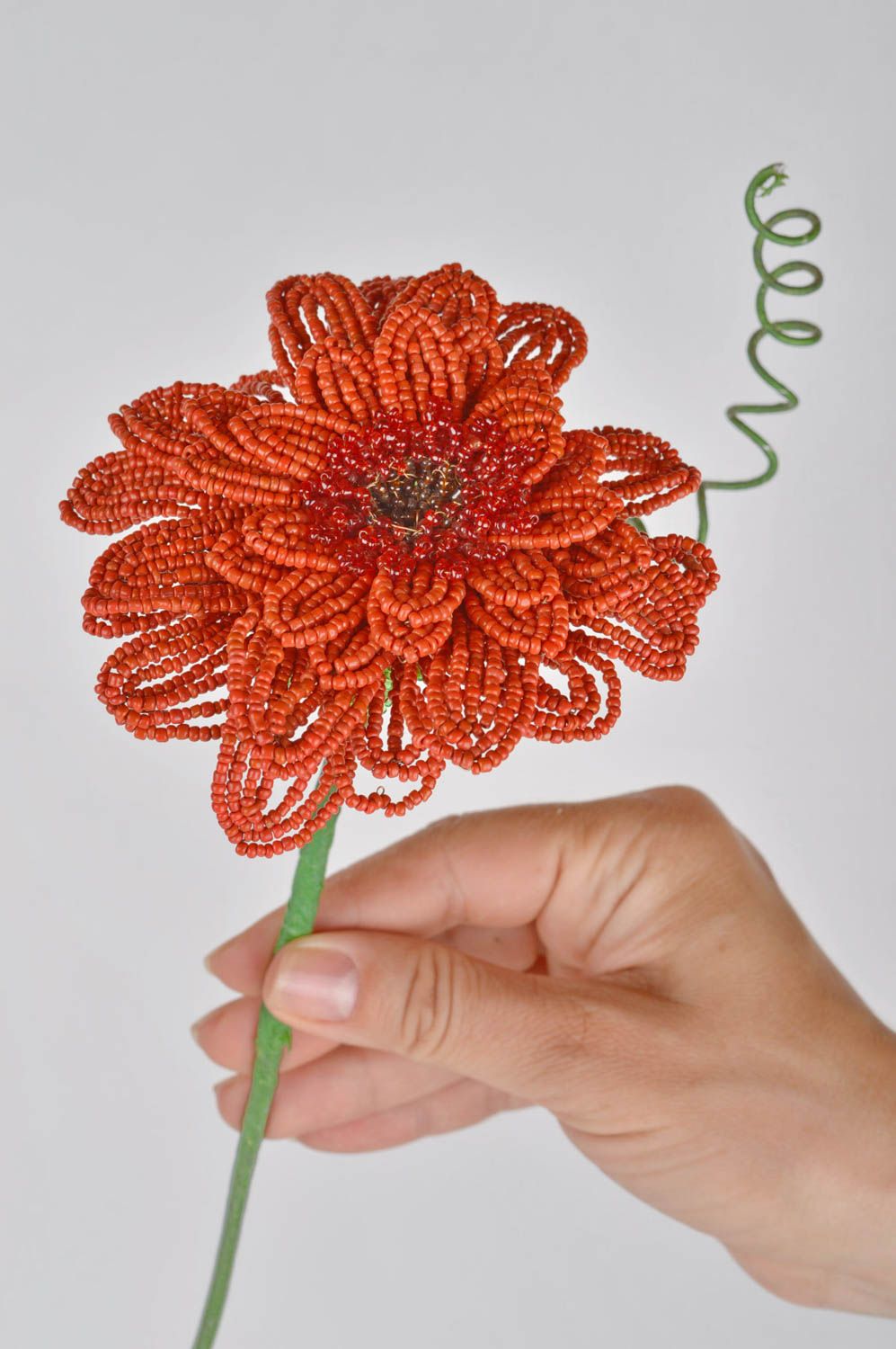 Цветок из бисера искусственная красная гербера ручной работы для декора дома фото 3
